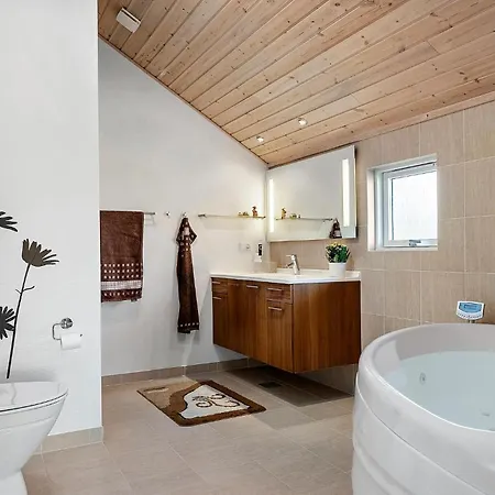 3 Bedroom Stunning In Stege